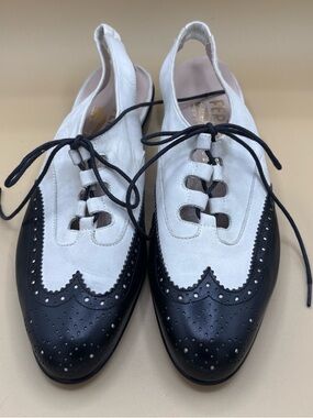 Vintage NWOT Salvatore Ferragamo Spectator Navy And White Shoes Size 4.5B